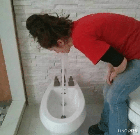 见过直接对着水龙头喝自来水的,没见过对着马桶喝水的,请问,马桶里冲出来的水味道怎么样呢?