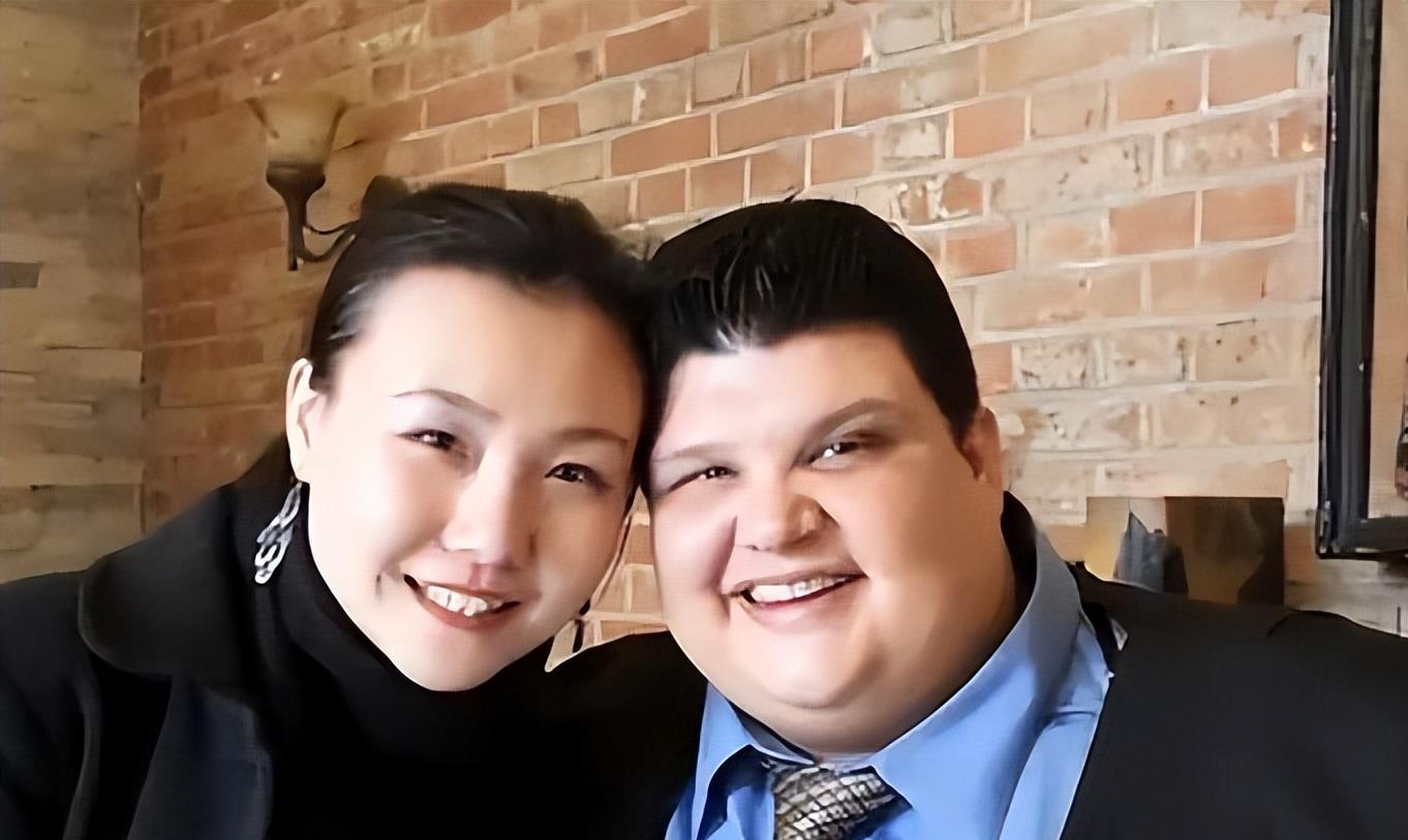 东北女孩不顾父母反对,嫁400斤美国男友,生完孩子后向母亲求助