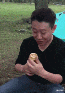 “小姐姐你也太粗心了，就没感受到背后一股热流？”多少有点尴尬