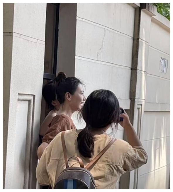 高圆圆|广州街头偶遇高圆圆，扎丸子头气质独特，与闺蜜合影对比明显
