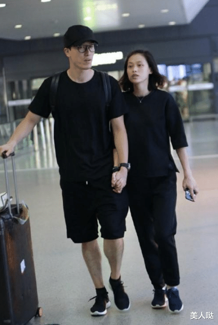 刘翔和二婚妻子走机场，两人简单朴素太接地气，老婆素颜嫩似大学生
