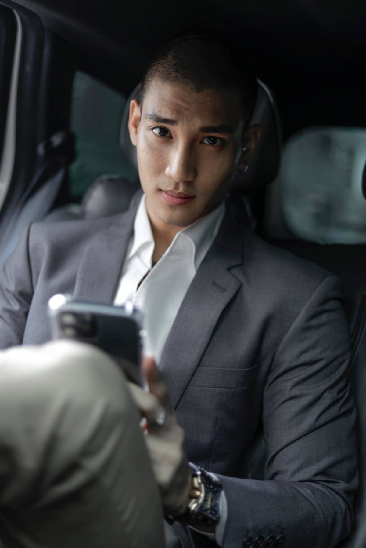 发型 轻松驾驭各种发型！「缅甸水行侠」曝光最新造型，剃光头也帅