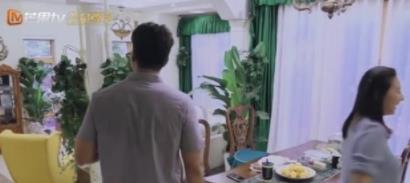 凌潇肃晒出自己的豪宅,全屋墙上都挂着字画,夫妻俩太有文化了