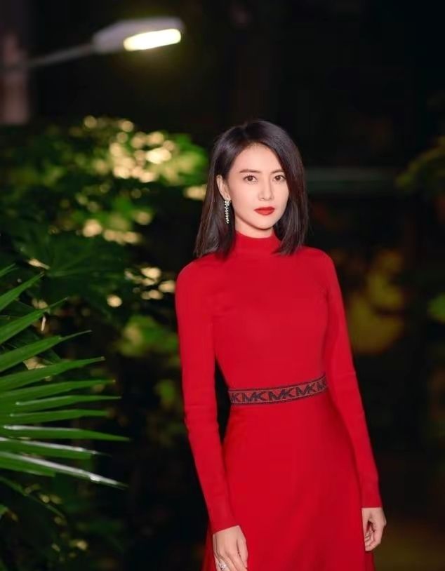 卷发 女人上了年纪，头发只能越来越短吗？推荐4款齐肩卷发，洋气减龄