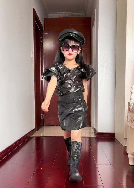 家长用垃圾袋给女儿做礼服，时尚漂亮气场十足，却引发网友争论
