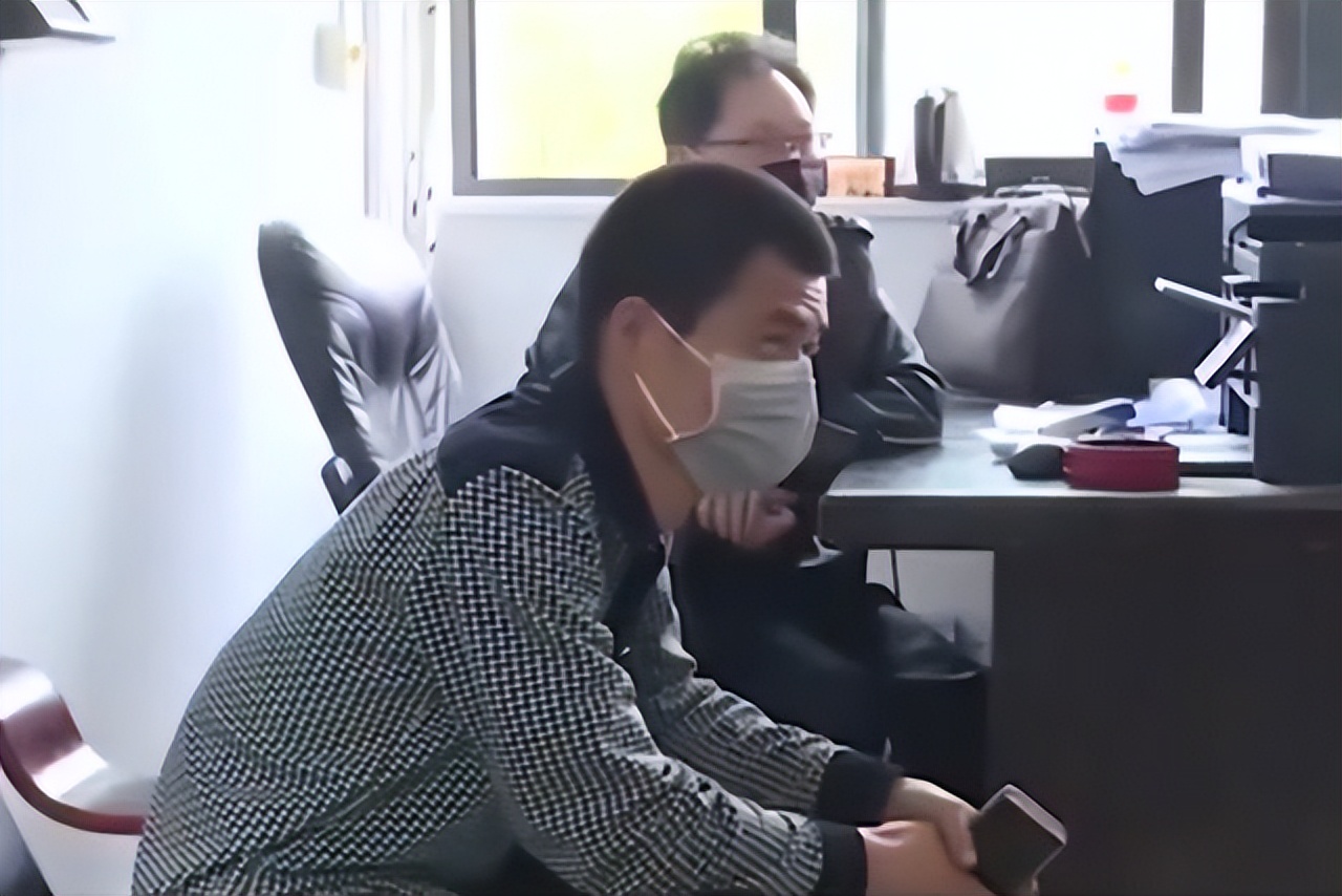 妻子出轨,男子每天头顶绿帽逛岳父家