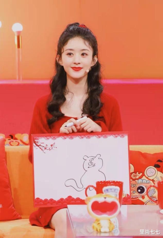 tvc|赵丽颖春晚真低调，穿4千套装坐姿乖巧，洋娃娃发型太养眼