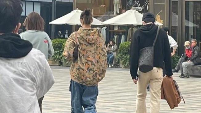 |井柏然刘雯甜蜜出街，十指相扣形影不离，网友：但愿会有个好结果