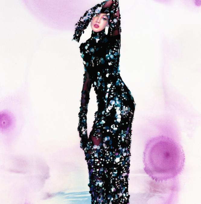 张天爱|张天爱穿细吊带玩性感，超低胸大秀事业线，裙子腰侧开洞肋骨明显