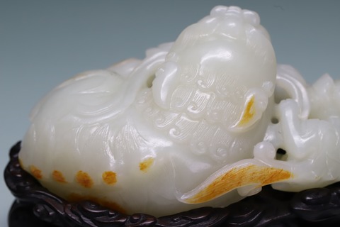 和田玉籽料|舊藏和田玉籽料“枣红皮 狮子舞绣球”