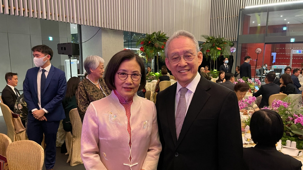 郭晶晶|名流聚会！霍启刚肚腩抢镜，汪明荃红旗袍靓爆，郭晶晶穿旧衣节俭