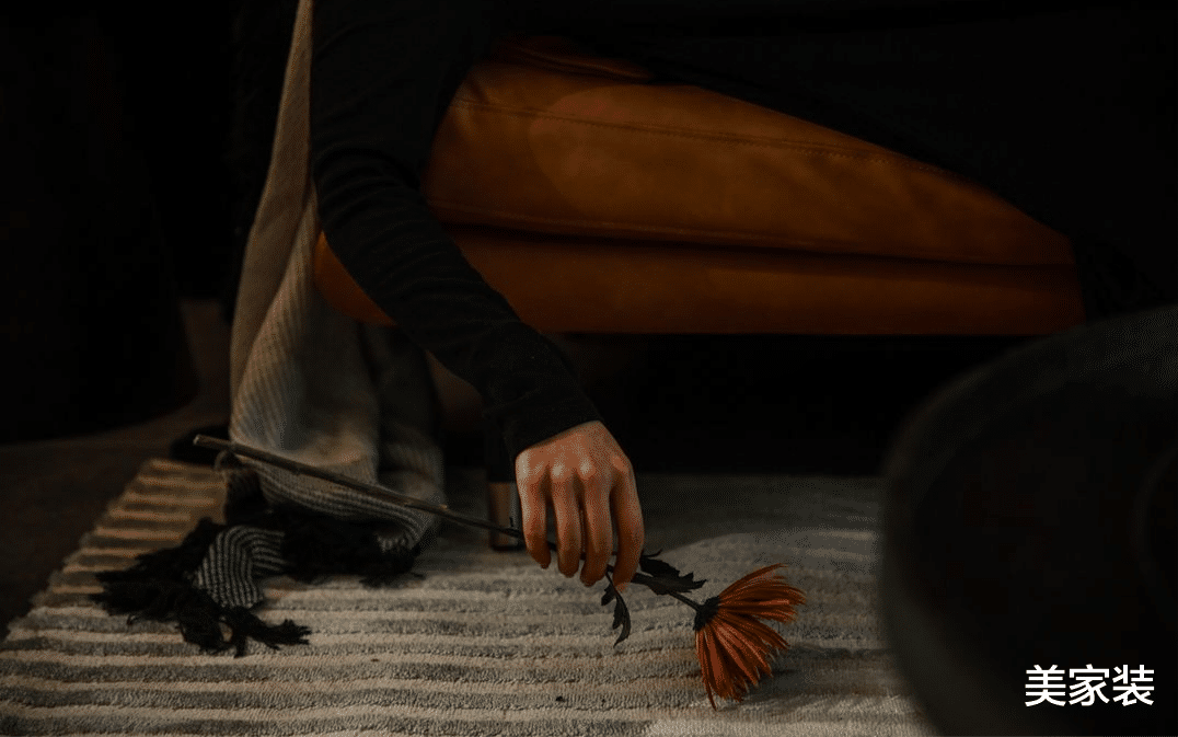 装修到一半的家,在硬装基础上添加软装,达到现代和古风的结合