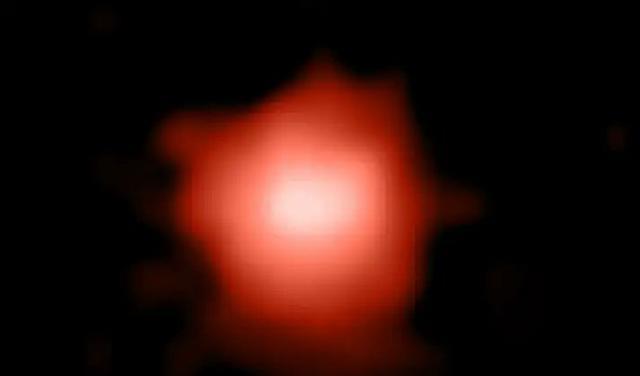 这居然是宇宙诞生3亿年后就出现的一个星系!模样为啥像西红柿?