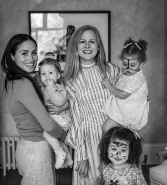 汪小菲|莉莉贝特越长越像曾祖母,两人一岁长相像双胞胎,女王基因真强大