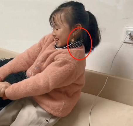 演绎|田舅舅与外甥比赛掰手腕，悦悦金耳坠抢镜，网友：从小就不学好