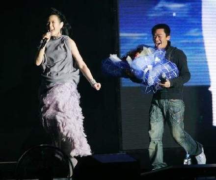 王宝强|王宝强拒绝参加刘若英演唱会，草根翻盘后不认老友？原来皆是演戏