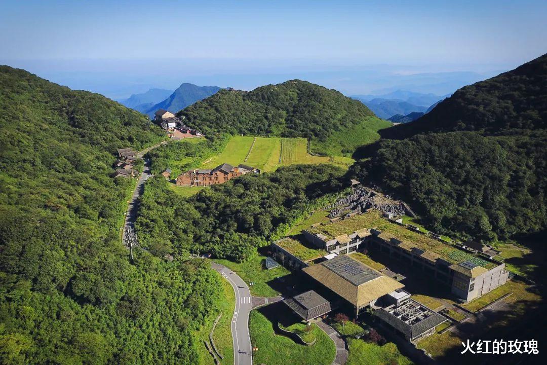 恒河|神奇！重庆深山发现一个巨洞，天上掉落一块巨石，神似佛像