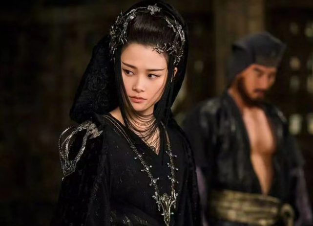 李宇春|李宇春一度身患重病,轮椅出行:那些命运的痛感!