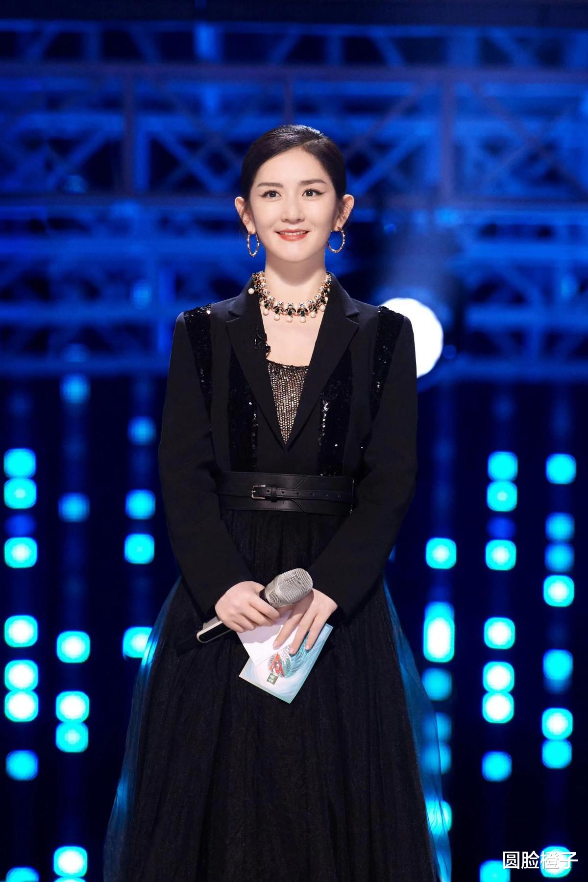 谢娜扎马尾画浓妆主持，穿黑色连衣裙又帅又美，钻石配饰格外抢眼