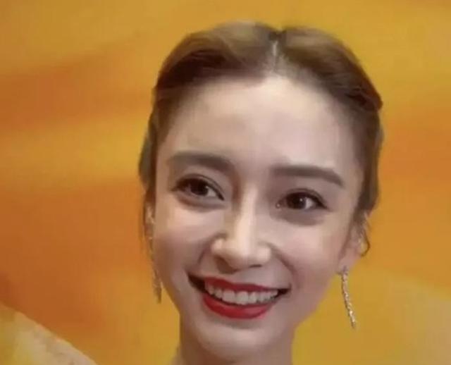 高圆圆|艺人金鸡奖受访被拍大头特写，baby法令纹尽显，高圆圆颜值大扣分