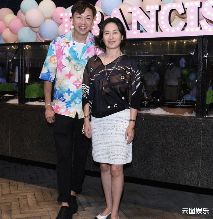 何超琼|何超琼连续2年为男友人庆生，紧贴而坐一脸甜笑，相识30年关系好