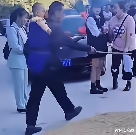 新郎遇恶俗婚闹,被脱裤子扔池塘,其父提棍子要求闹事者下跪道歉