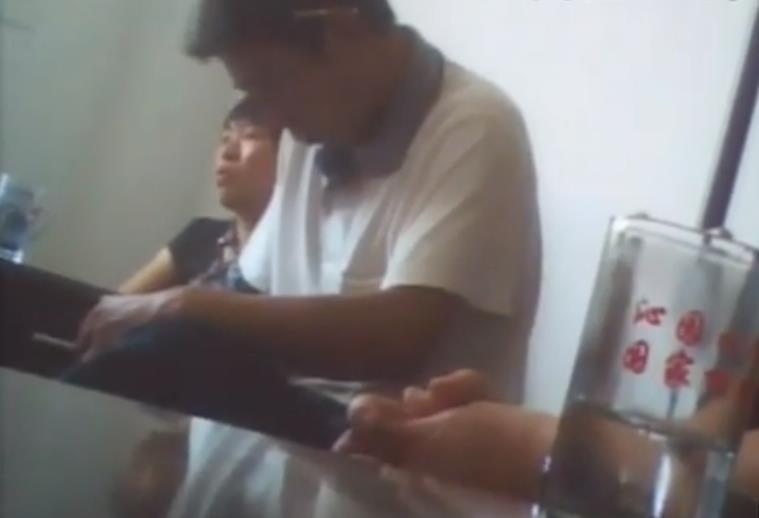 2010年,29万赔偿金引发家族夺女大战,女孩:宁可撞死也不跟亲妈