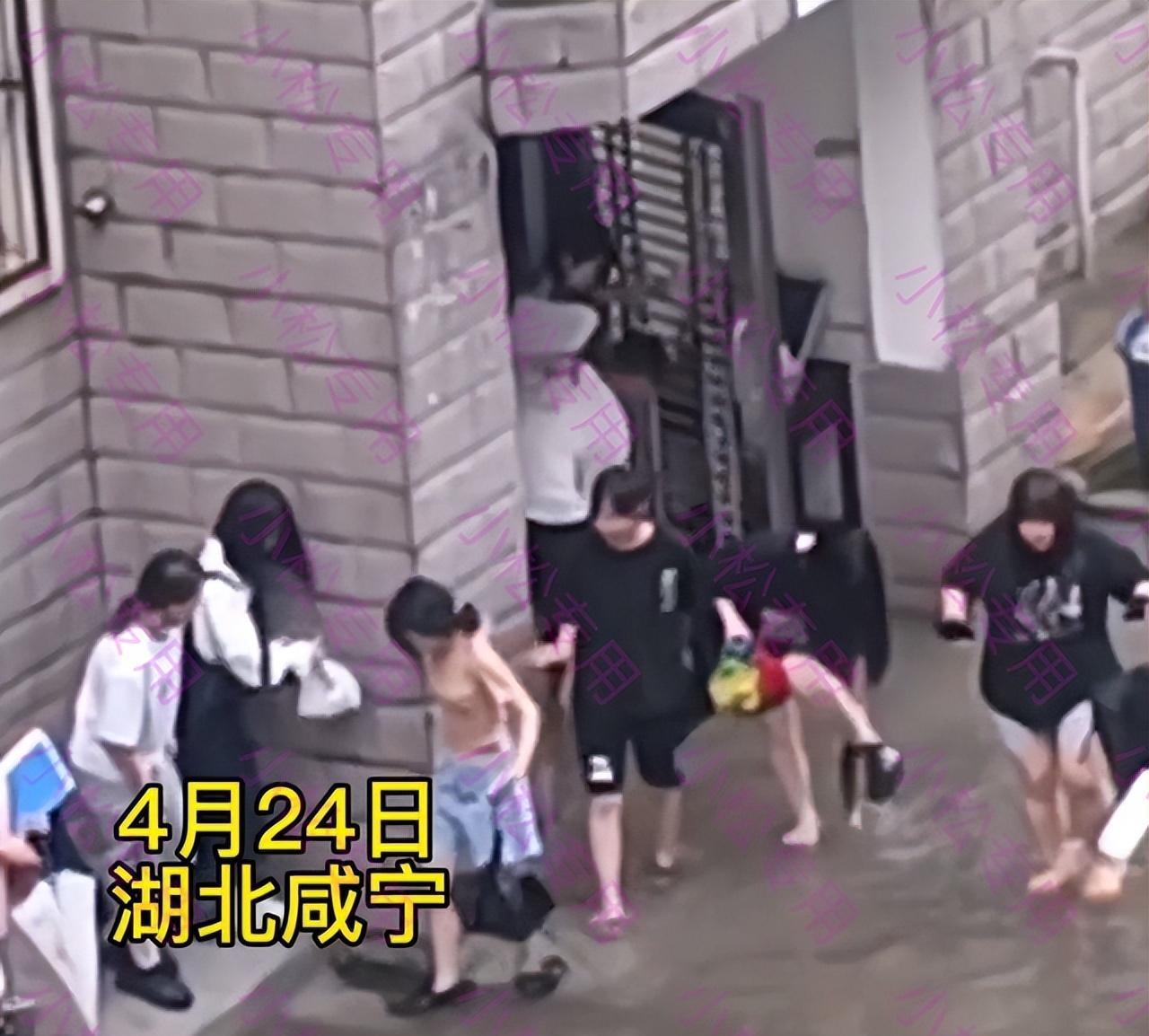 湖北咸宁:大学生抱着女友过积水,旁边女生愣住:我也要找男朋友