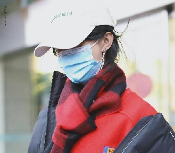 春晚|赵丽颖参加春晚联排后离京，疑给儿子买礼物，手拿玩偶超贴心