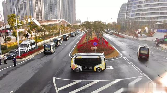 国内首个!24小时无人驾驶公交在汉开跑,市民可免费体验