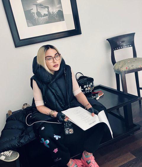 麦当娜|63岁麦当娜看剧本，骄傲展示“少女脸”，硬生生把自己修成了16岁