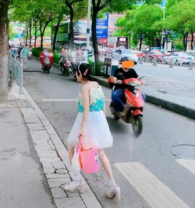 大街上,一55岁女子身穿吊带连衣裙,引发网友热议