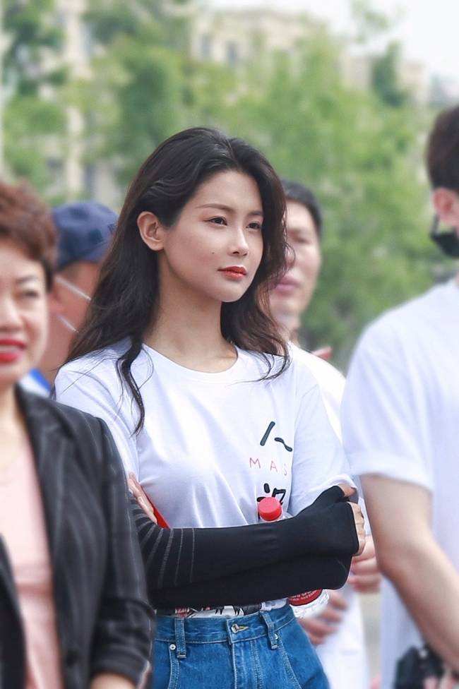 明星|女演员发视频卖惨装穷，称拍戏6个月只赚了24万，不如找地方上班