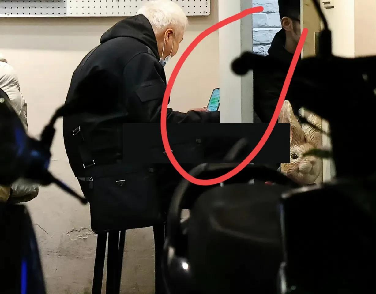 林瑞阳|62岁林瑞阳现身街头小店,头发银白变稀疏,身材佝偻