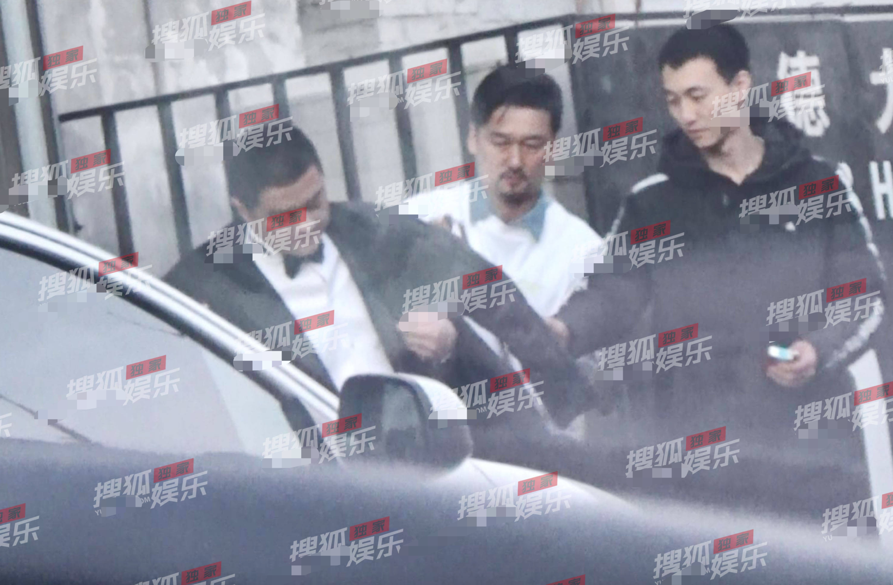 李亚鹏|李亚鹏疑似再婚！与女友穿礼服现身影棚，频晒无名指戒指太幸福