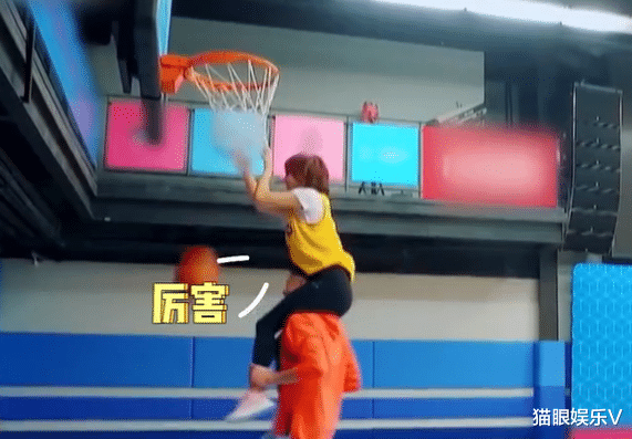 张嘉倪|34岁张嘉倪怼脸拍照，五官精致立体像洋娃娃，亮片长裙秀凹凸身材