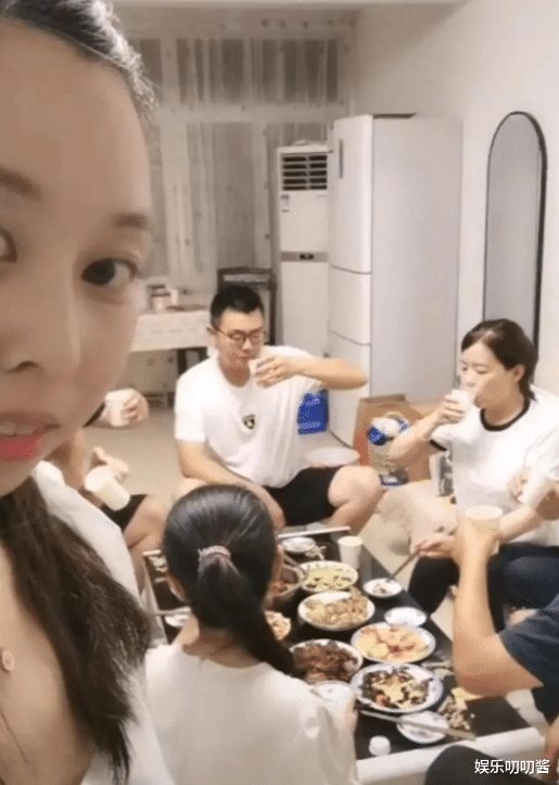 带货|田静三班倒直播卖货，郭威出镜啃鸡爪烘气氛，网友：吃相太难看