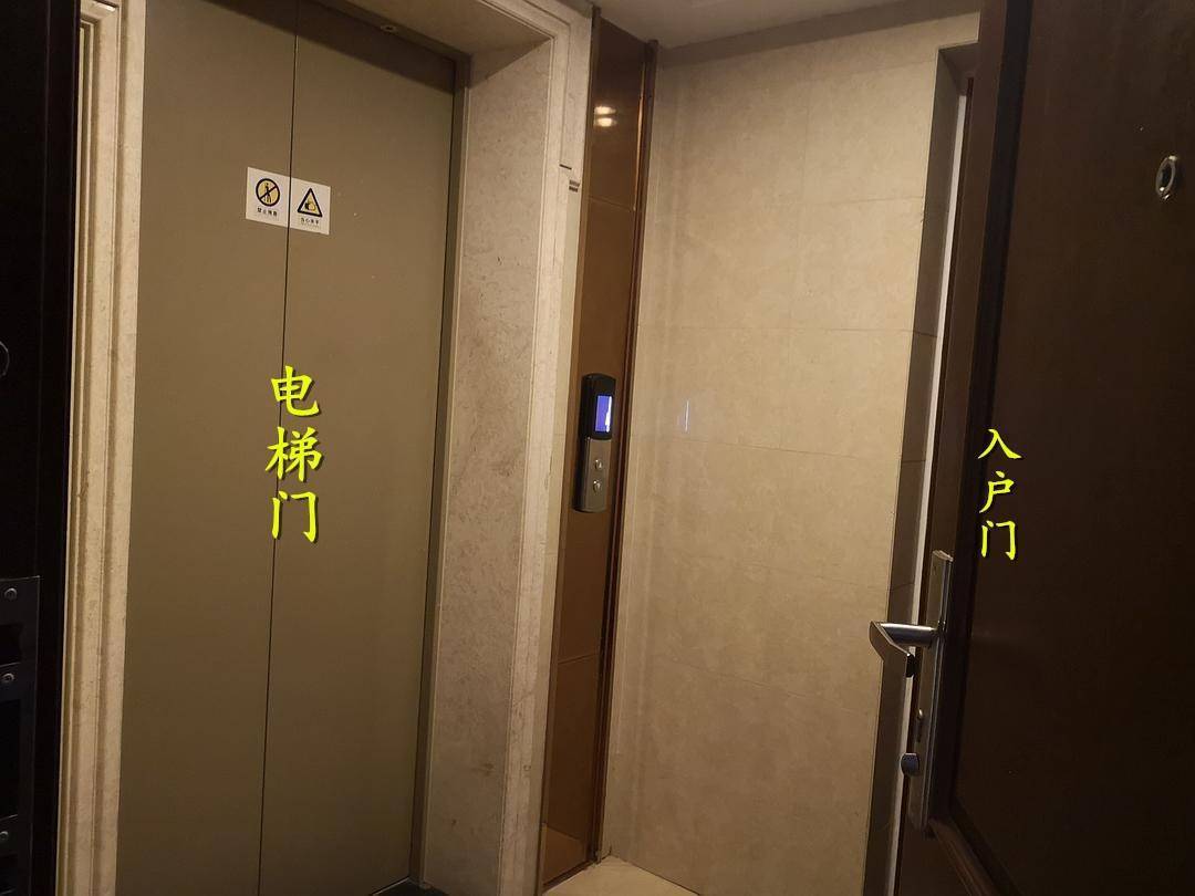 两梯四户住得很是难受，入户门打架，两家居然不能同时开门！