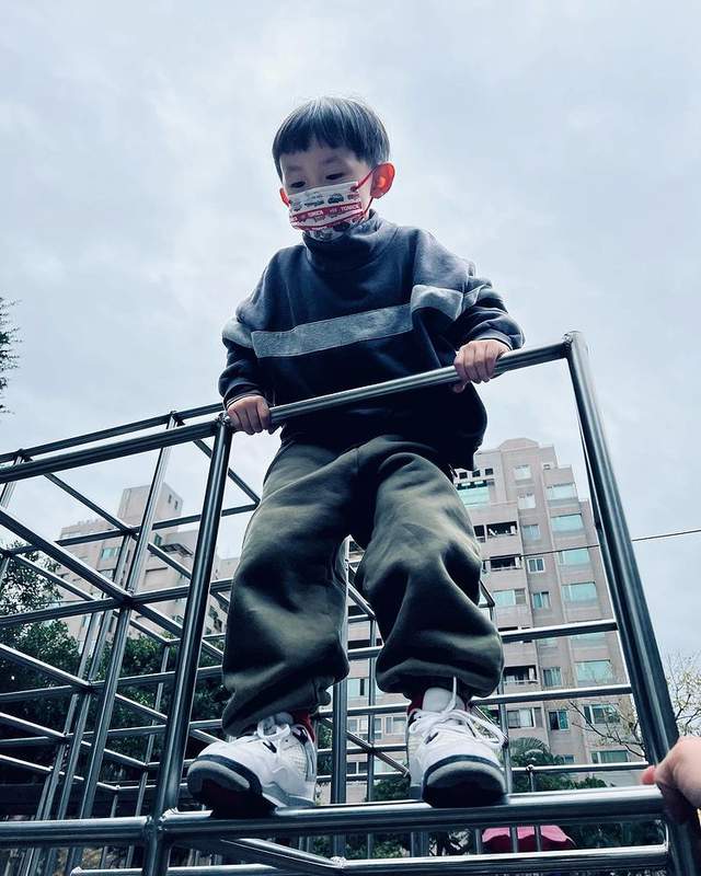 余文乐|余文乐晒亲子照!近千万豪车引热议,靠自创品牌获利超7500万元