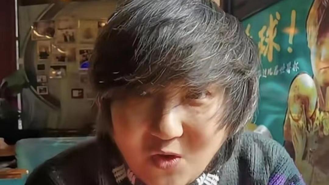 王大治|45岁王大治近况显落魄，头发凌乱独坐酒吧傻笑，满脸胡茬挺大肚腩