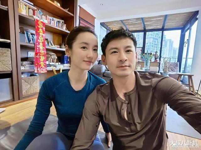 钱泳辰|男演员聚餐疑醉酒，数次伸手掏裆被质疑暗示 ，行为十分不雅。