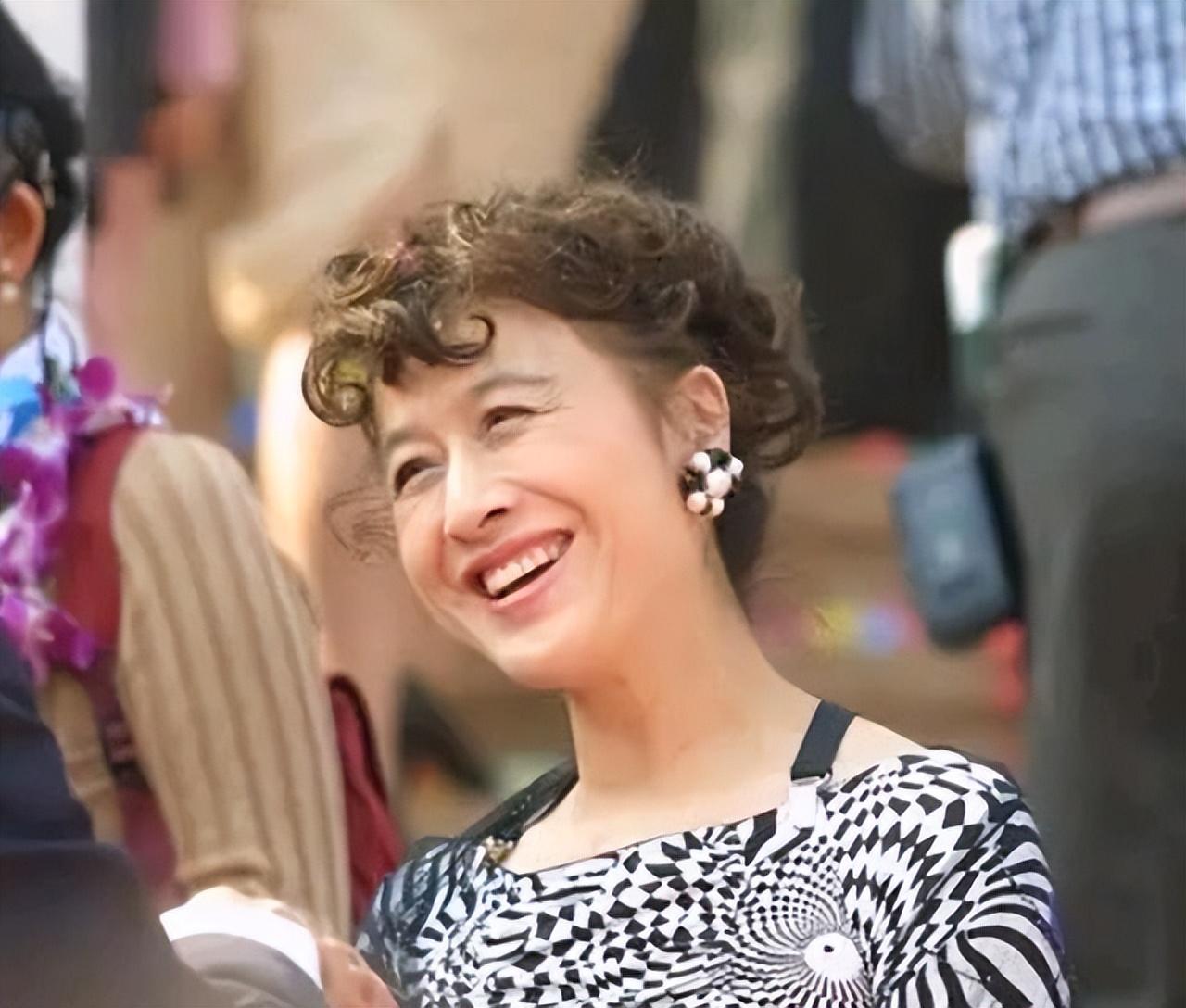 卷发 看到77岁栗原小卷才懂:奶奶辈女人烫卷发,也能美得这么时髦洋气