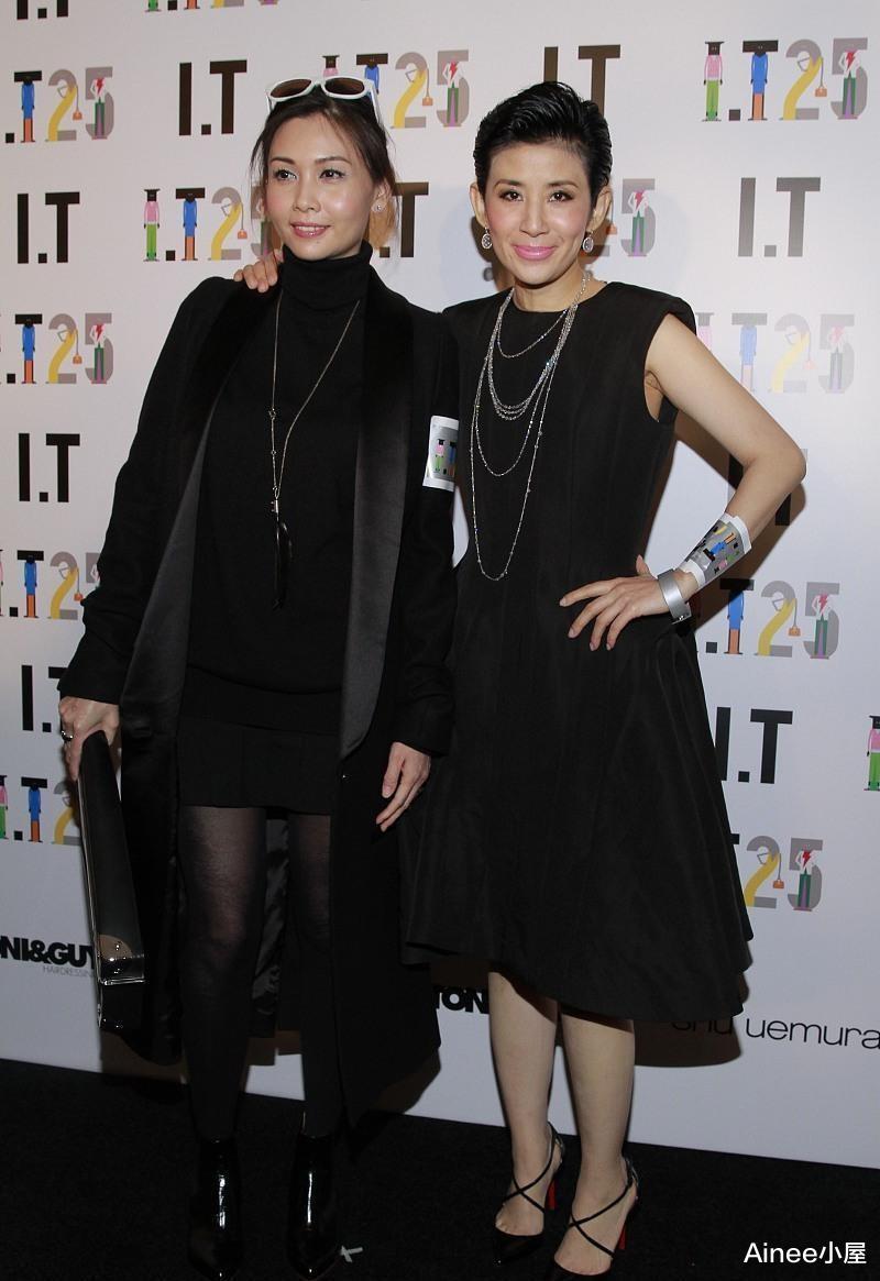 邱淑贞|邱淑贞的脸没咋变,穿黑裙配大衣秀出好身材,和年轻时没啥差别