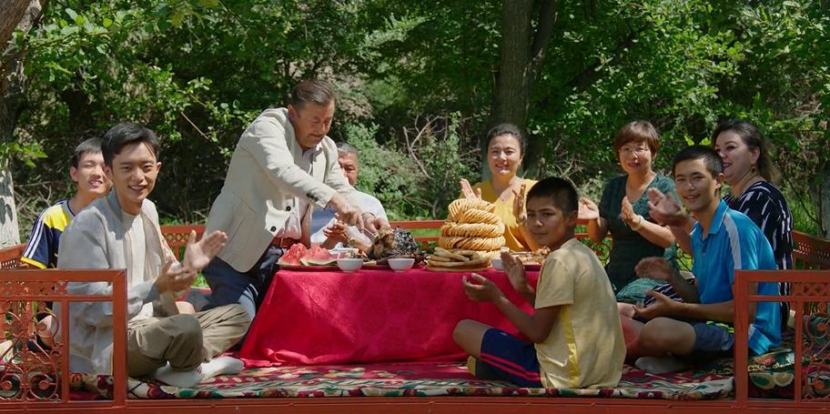 我们这十年|我们这十年：没有名演，却能振奋人心，热爱篇验证了低片酬的价值