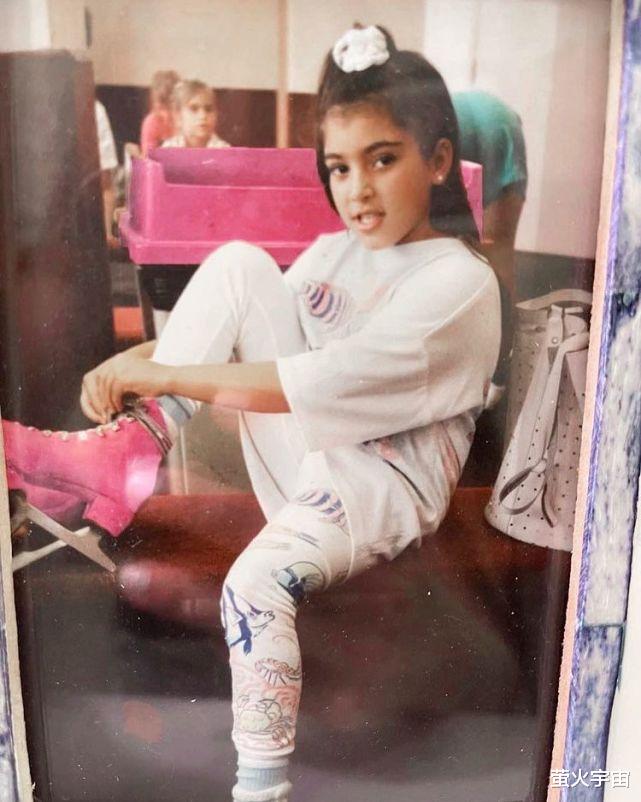 金·卡戴珊|41岁金·卡戴珊晒“出水照”，浴巾难掩独特比例，常回忆童年时美貌