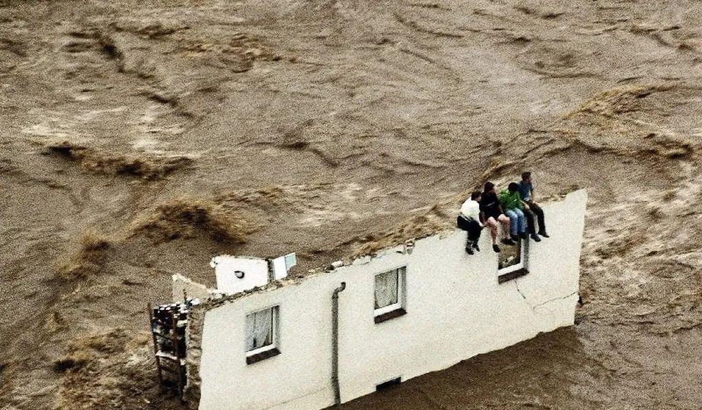 在翻云覆雨的大自然面前,人类太渺小了…
