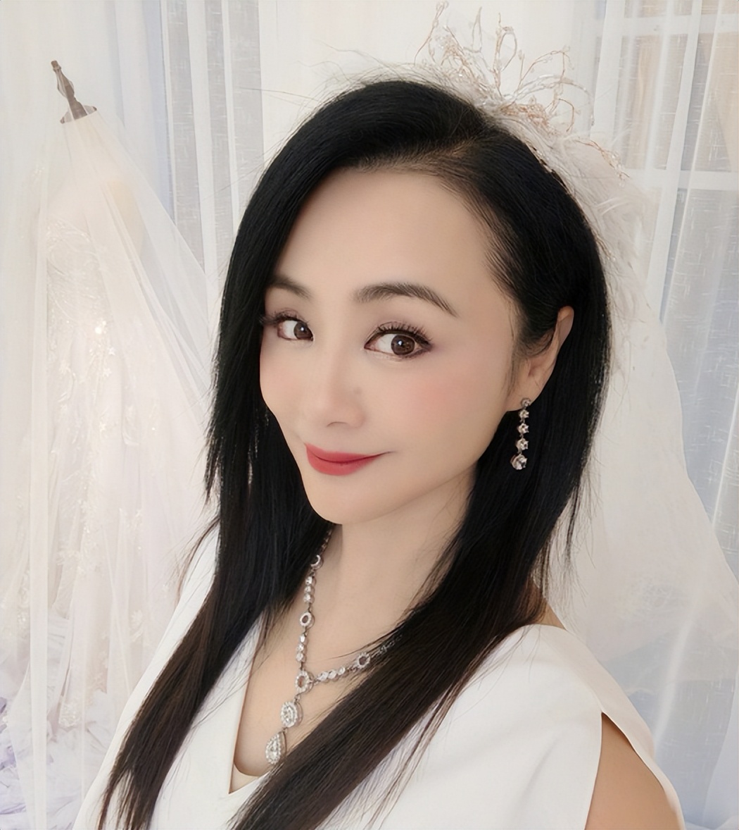 曹颖|47岁曹颖马路中间热舞！穿超短裤炫白嫩大长腿，摆手扭腰好似少女