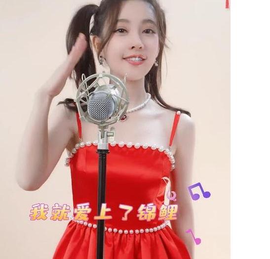 春晚|冯提莫再登春晚舞台，第一次回家乡参加春晚，让很多粉丝都很高兴