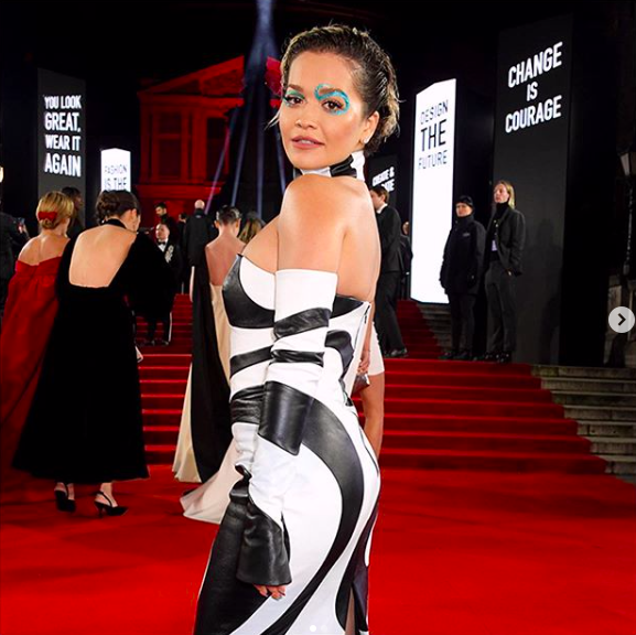 李宇春|李宇春老少女风格影楼风亮相2019英国时装大奖,造型师直接下线吧