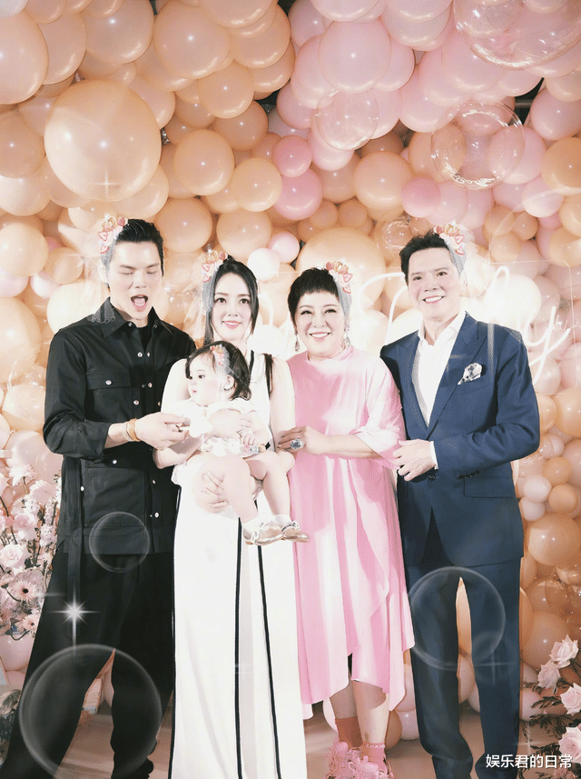 郭碧婷|向佐夫妇现身面馆,郭碧婷靠丈夫身上一脸娇羞,放小奶皇独自就餐